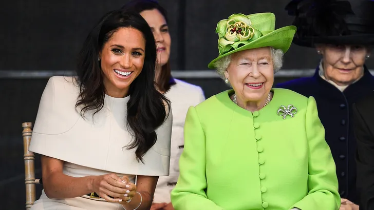 Vader Meghan Markle woedend op Queen Elizabeth II