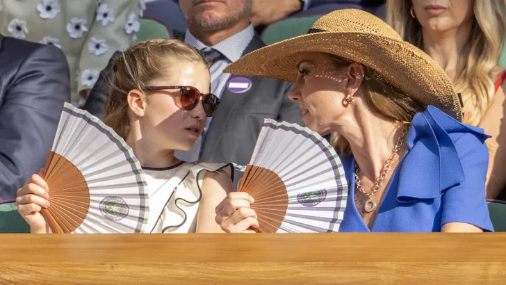 Foto van prinses Charlotte en prinses Kate bij Wimbledon, juli 2025.