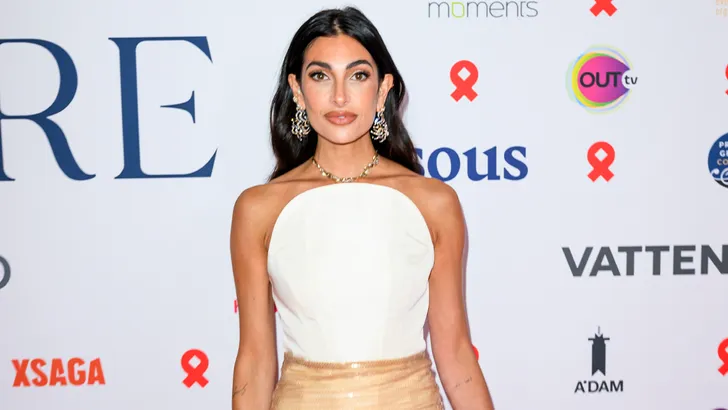 Anna Nooshin poseert op de rode loper in witte top