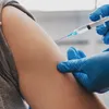 Eeks! Dit is wat er kan gebeuren als je de corona vaccinatie neemt terwijl je fillers hebt