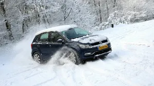 FWD vs. RWD: Waarom een Polo rechtdoor schuift en een BMW achterstevoren eindigt