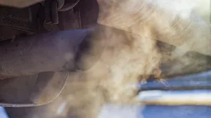 Experts waarschuwen: Stationair warmdraaien van auto in winter is nutteloos en kan motor beschadigen