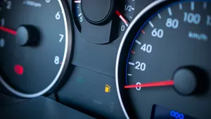 Doorrijden tot het lampje brandt: waarom deze dure gewoonte je brandstofpomp ongemerkt sloopt