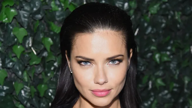 Het geheim achter Adriana Lima's glanzende haar