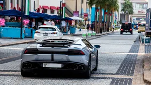 In Dubai ziet een voorbijganger een Lamborghini met een kenteken dat meer waard is dan de auto zelf