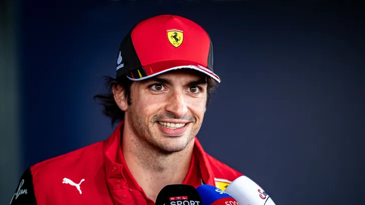 Carlos Sainz pakt zijn eerste pole op verregend Silverstone!