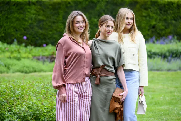 Prinses Ariane, prinses Alexia en prinses Amalia in de tuin van landgoed Clingendael tijdens de fotosessie in mei 2026.