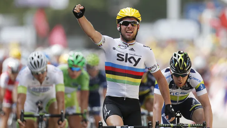 cavendish wint in tour in regenboogtrui
