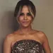 Halle Berry showt topless lichaam en nieuwe back-tattoo