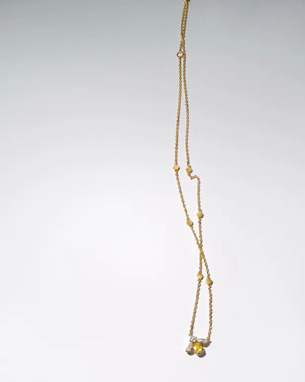 Met edelstenen afgewerkte honingbijen staan voor toewijding en kracht