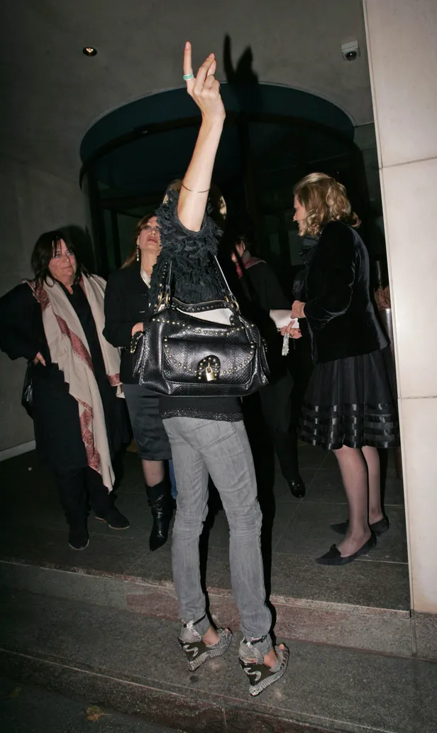 Actrice Sienna Miller in 2005 op een stel lekkere statement-sleehakken.