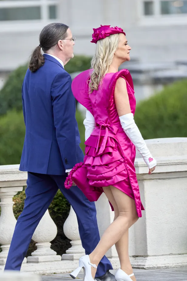 Achteraanzicht van prinses Delphine van België in een korte, zuurstokroze jurk tijdens de Nationale Feestdag, 21 juli 2026.