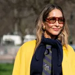 Vrouw met stijlvolle kleding en accessoires.