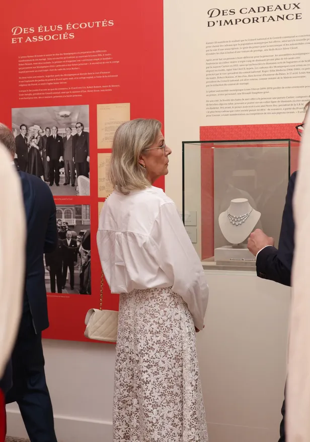 Tentoonstelling huwelijk prinses Grace en prins Rainier van Monaco: prinses Caroline bekijkt een stuk over de huwelijkscadeaus van prinses Grace en prins Rainier.