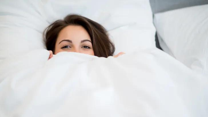 Het tijdstip waarop je 's nachts wakker wordt zegt dít over je gezondheid