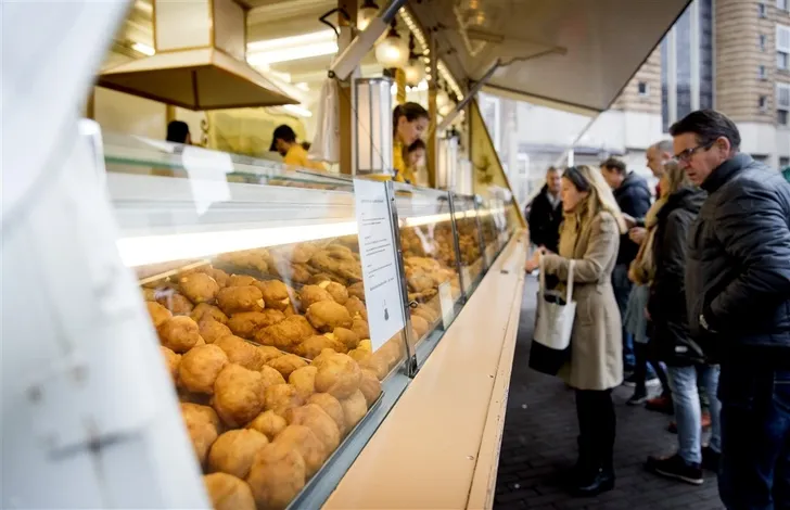 Waarom eten we oliebollen met Oud & Nieuw? | Nouveau