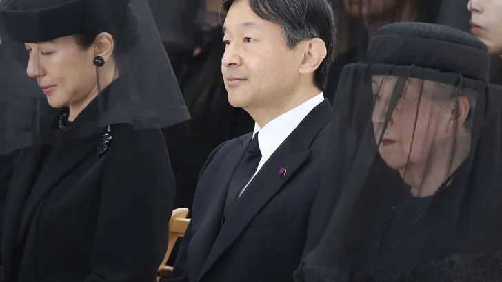 Oudste royal overleden – Foto van prinses Masako, prins Naruhito en prinses Yuriko bij de uitvaart van prins Mikasa, 2016.