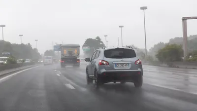 Waarom de snelheidslimiet in Frankrijk genadeloos meebeweegt met het weer