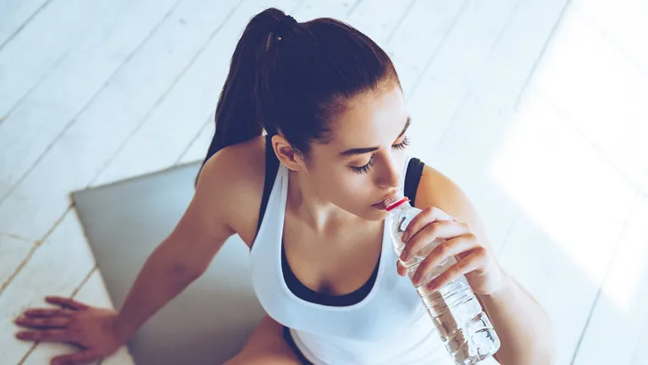 Wow: dit doet drie liter water per dag met je huid