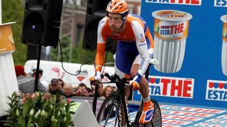 Van Emden gedragen door publiek naar plaats 9