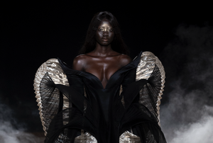 Iris van Herpen toont indrukwekkende Sonic Starquakes-collectie tijdens Haute Couture Week in Parijs