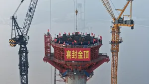 China bouwt hoogste brug ter wereld voor auto's en flitstreinen op hetzelfde dek