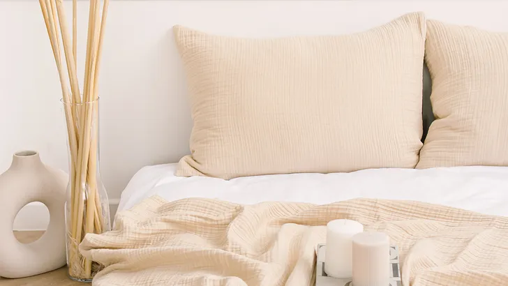 Bed met mousseline dekbedovertrek van Action