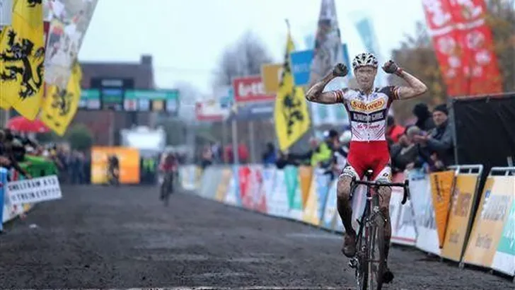 Vantornout wint in de modder van Asper-Gavere