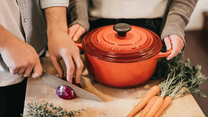 Chique gietijzeren braadpan op kookblad, de betaalbare Action-dupe van de dure Le Creuset pannen.