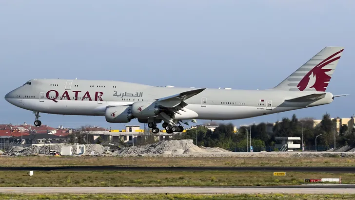 Niet zomaar een privéjet: De Emir van Qatar gebruikt een Boeing 747 als taxi naar zijn superjacht van $500 miljoen