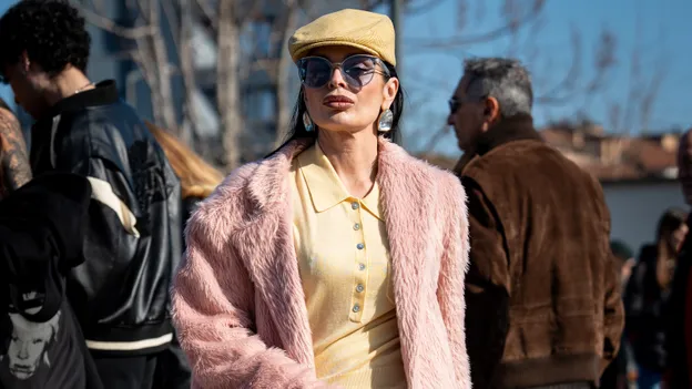 Foto van modieuze vrouw tijdens Fashion Week. – Beau Monde's weekendtips