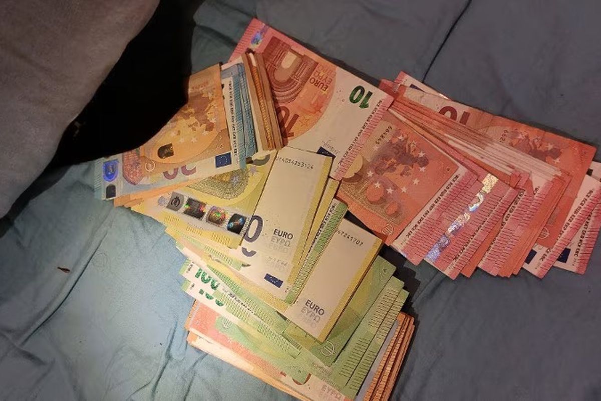 Politie vindt kilo drugs en 14.000 euro na tip over verdachte situatie in Rotterdam-Charlois