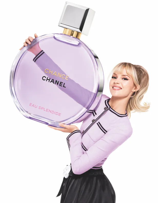 De Belgische singer-songwriter Angèle is het gezicht van Chance Eau Splendide van Chanel 