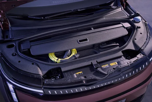 Onder de motorkap is ruimte gemaakt voor een praktische frunk. Met 37 liter inhoud is dit vooral de plek waar je de laadkabel kwijt wilt voordat die de bagageruimte vies maakt.