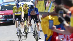 Matteo Jorgenson komt in het wiel van Maxim Van Gils en Luke Tuckwell over de finish