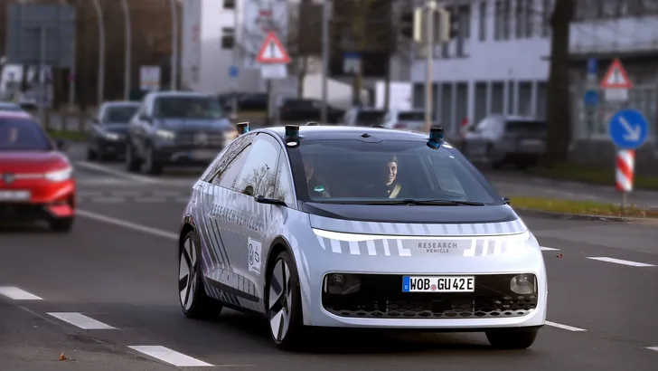 Volkswagen stuurt auto zonder stuur en pedalen de openbare weg op in het Duitse Wolfsburg
