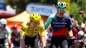 Matthew Brennan kijkt verslagen net na de finish van de eerste etappe van de Tour Down Under 2026.