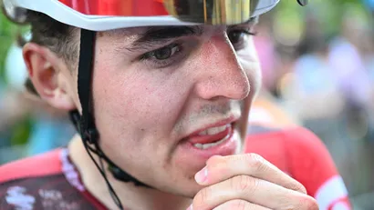 Close-up van het gezicht van Belgisch wielertalent Jarno Widar