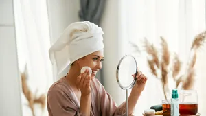 Vrouw met skincare bij spiegel. – 63% van vrouwen heeft eigen huidtype fout