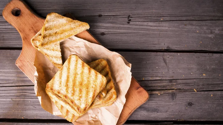 Is een tosti wel of niet vetter dan een boterham met kaas?