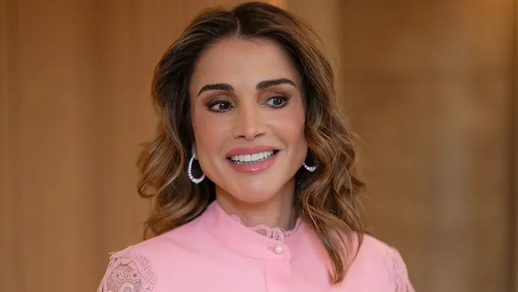 Koningin Rania deelt foto's van opgroeiende kleindochter. – Foto van koningin Rania in roze japon bij een evenement in Vaticaanstad, februari 2025.