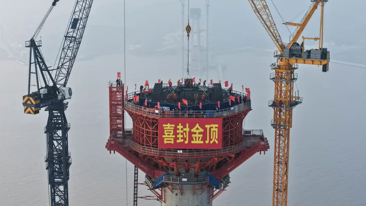 Hoogste brugtoren op zee ter wereld voltooid voor nieuwe Chinese megabrug