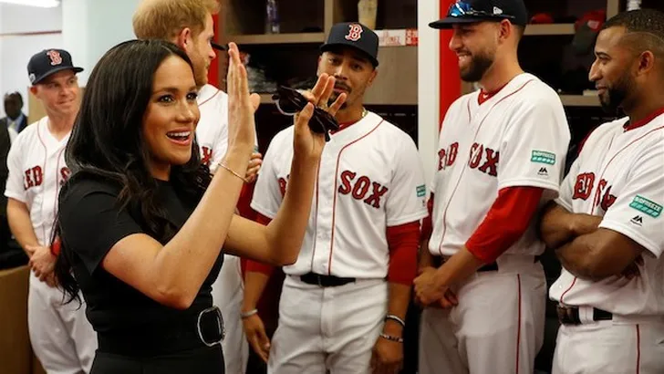 Meghan laat zich zien bij baseballwedstrijd