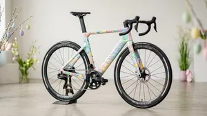 Close-up van een high-end Canyon Aeroad racefiets met een custom paasei-patroon op het frame, gefotografeerd in een professionele studio-omgeving.