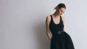 Foto van vrouw in zwarte maxi-jurk.