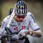 Mathieu van der Poel kampt met trainingsachterstand door knieproblemen