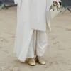 Welke schoenen kun je het beste dragen onder een linnen broek? | Marie Claire