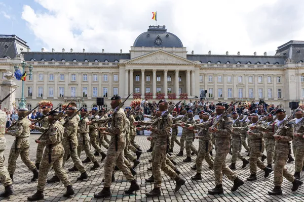 Veel militairen bedekten hun gezichten tijdens het evenement, om misbruik door gezichtsherkenning en AI te voorkomen.