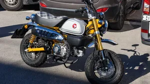 YouTuber strandt na mislukte poging om 400 kilometer af te leggen op budget-mini-motor van Amazon