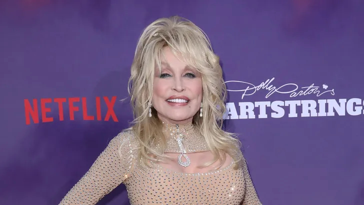 Zien: Dolly Parton-challenge gaat viral op social media